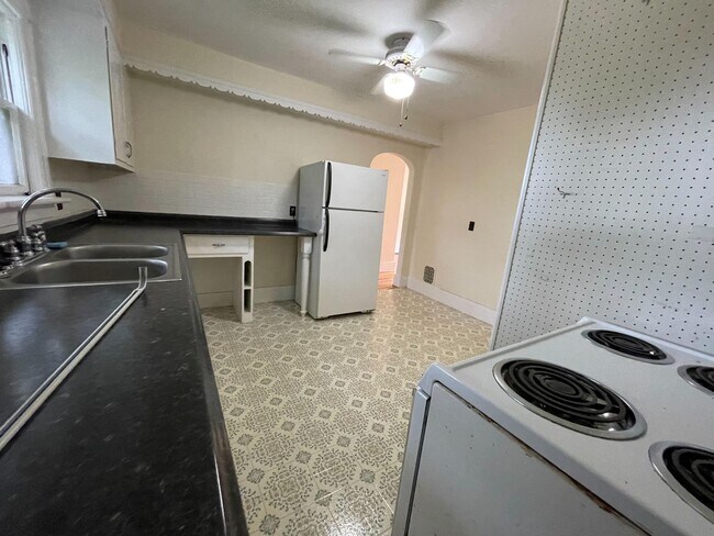 Building Photo - 176 Tompkins St Unit Apt 2