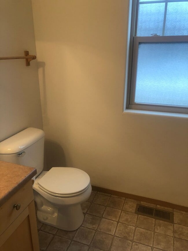 Photo - 3 Bedroom / 2 Bathroom Townhouse – Pet Fri...