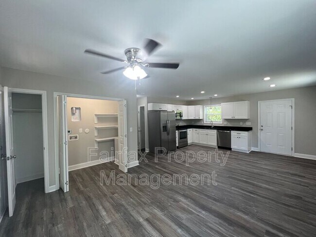 Photo - 2109 Hart St