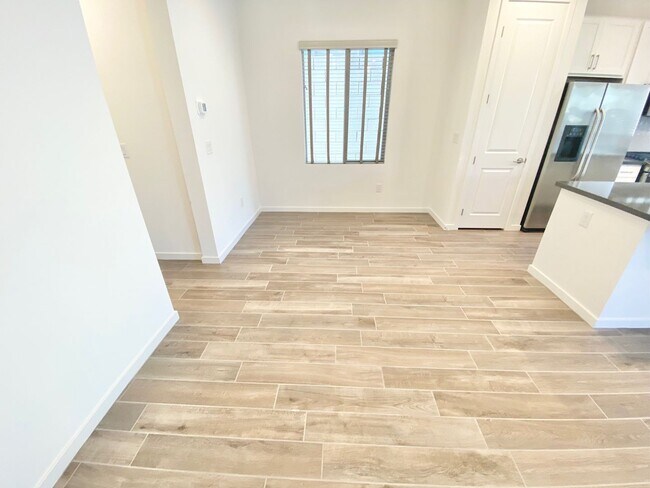 Photo - STUNNING LIKE NEW SINGLE-FAMILY HOME 3 BEDROOM / 2.5 BATHROOMS, WITH 2 CAR GARAGE!!