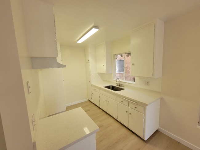 Photo - 13531 Wyandotte St Unidad 9