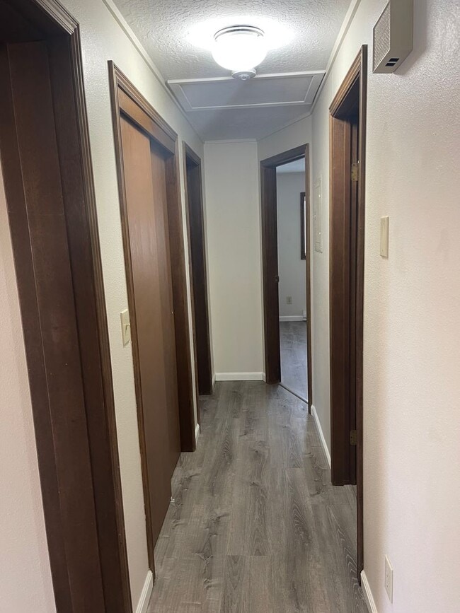 Building Photo - Duplex Unit Dotta Drive Duplex Rental