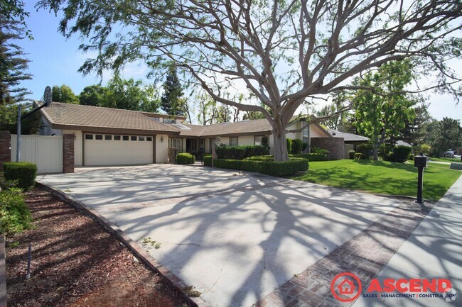 Building Photo - Stunning Home Off Ming Ave and Gosford Rd!