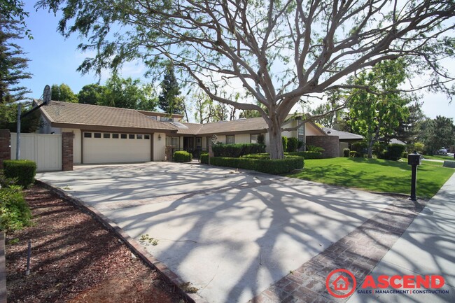Stunning Home Off Ming Ave and Gosford Rd! - Stunning Home Off Ming Ave and Gosford Rd!