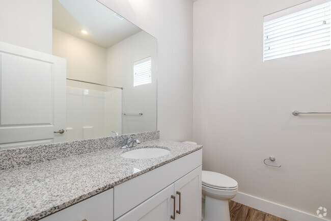 2BR, 2BA - 1033SF - Bathroom