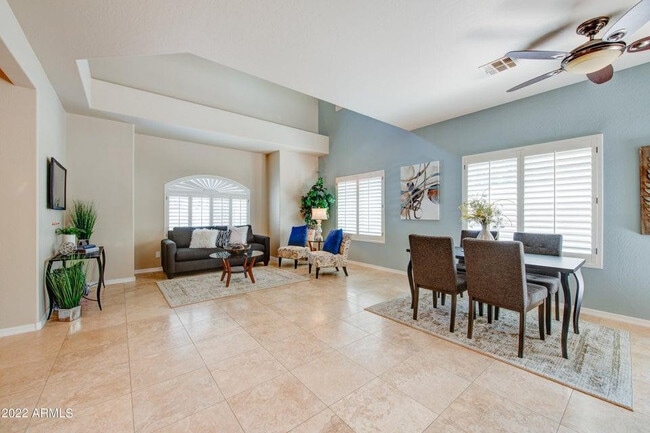 Photo - 1120 S Ash Ave Unidad 1004