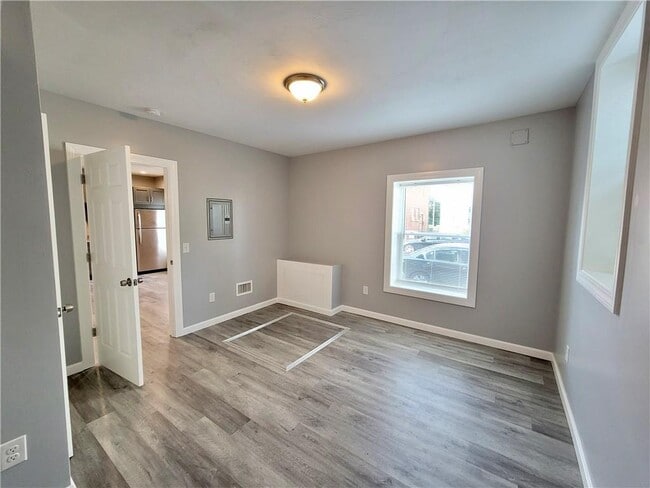 Photo - 527 Charles St