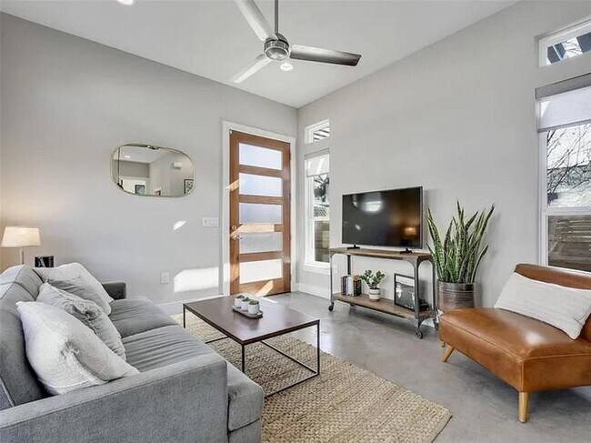 2709 E 3rd St Unit 2