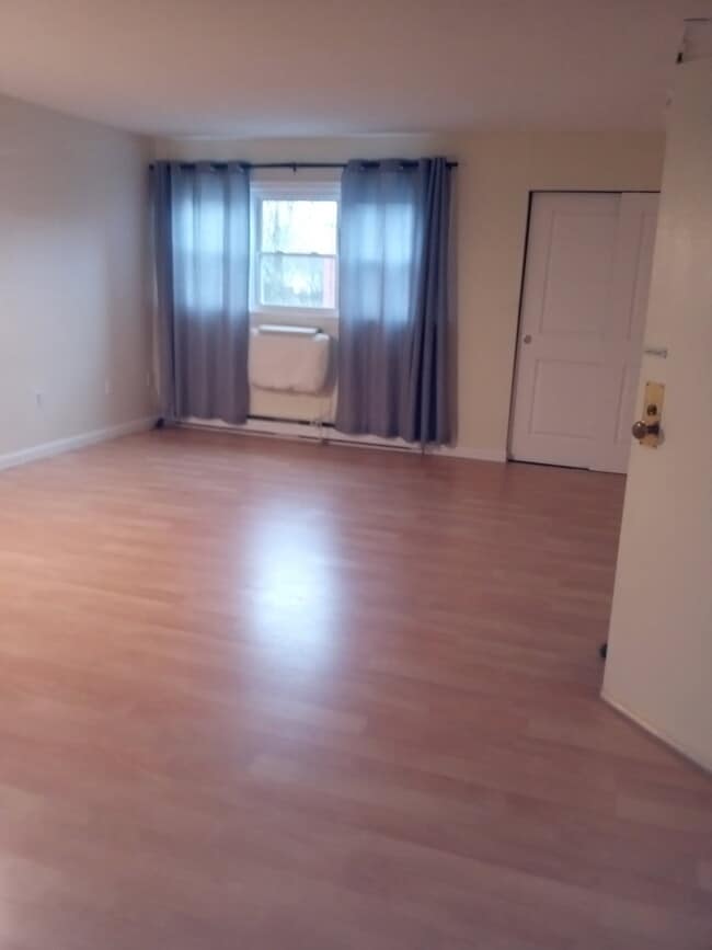 Building Photo - 28 Thompson Rd Unit # 6 E