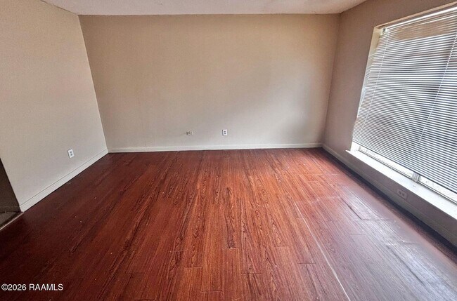 Photo - 102 Marigny Cir Unidad D