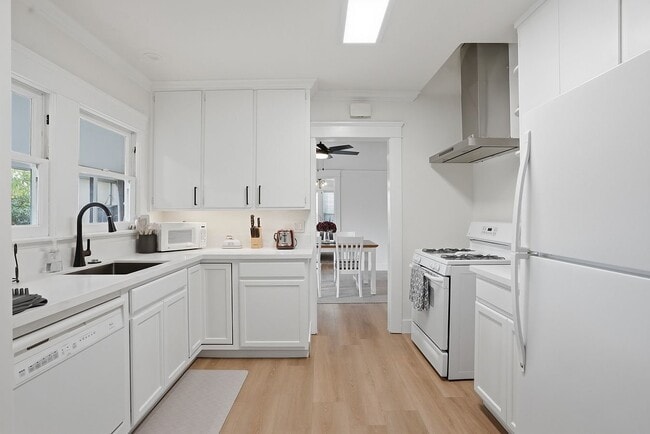 Photo - 1169 Pacific St