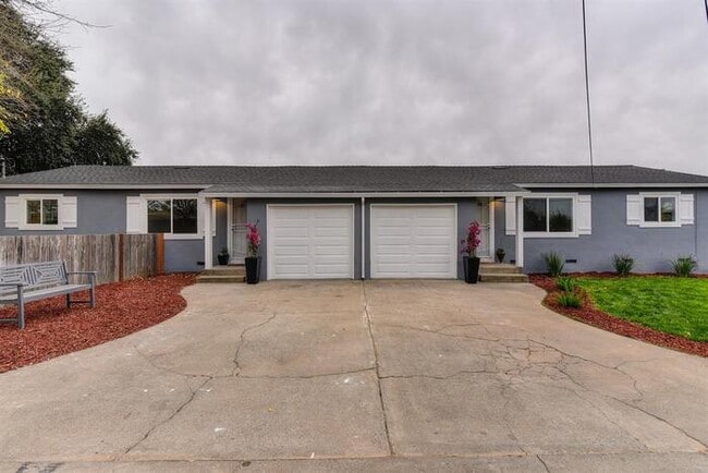 Building Photo - Beautifully Remodeled Duplex - 2 Bed, 1 Bath Rental