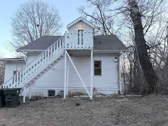 Building Photo - 2321 Dupont St Unit #3 - Upstairs