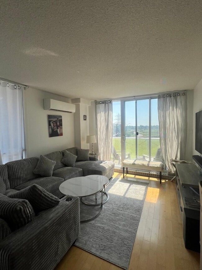 Building Photo - 10550 Pl. de l'Acadie