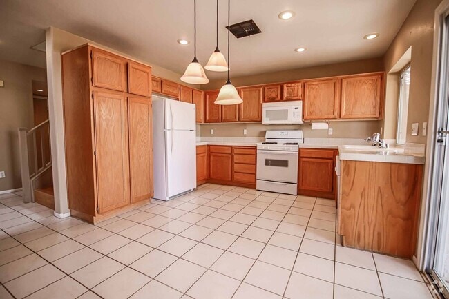 Building Photo - Beautiful 4 Bedroom home FOR RENT!