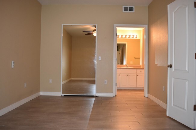 Photo - 1701 E Colter St Unidad 163