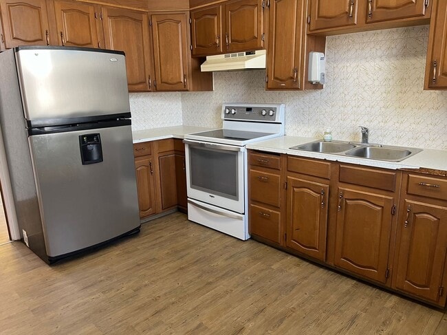 Building Photo - 2 Bed 1.5 Bath Unit E