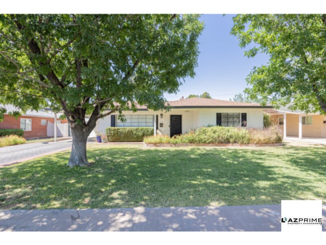 Photo - Experience Modern Living in this Exceptional 3/2 Phoenix House!