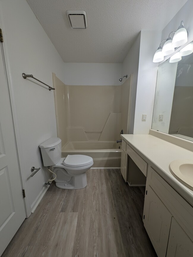 Photo - 408 S Woodburn Dr