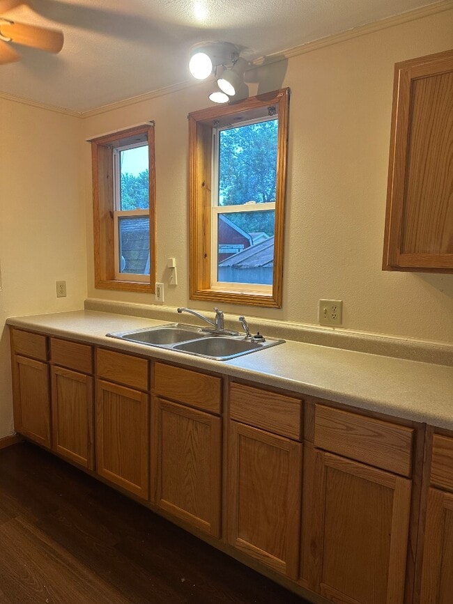 Building Photo - 406 E 6th St Rental
