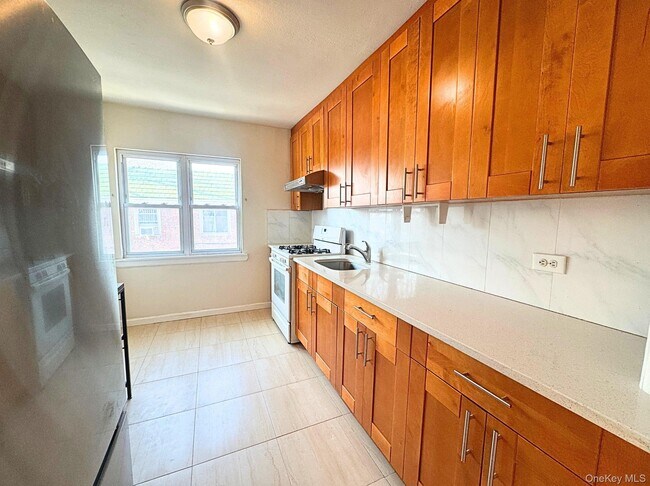 Photo - 75-31 198th St Unidad 2nd Fl