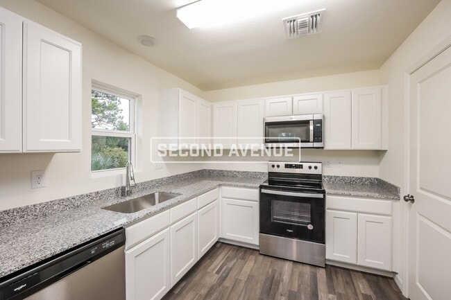 Photo - 954 Pilgrim St E