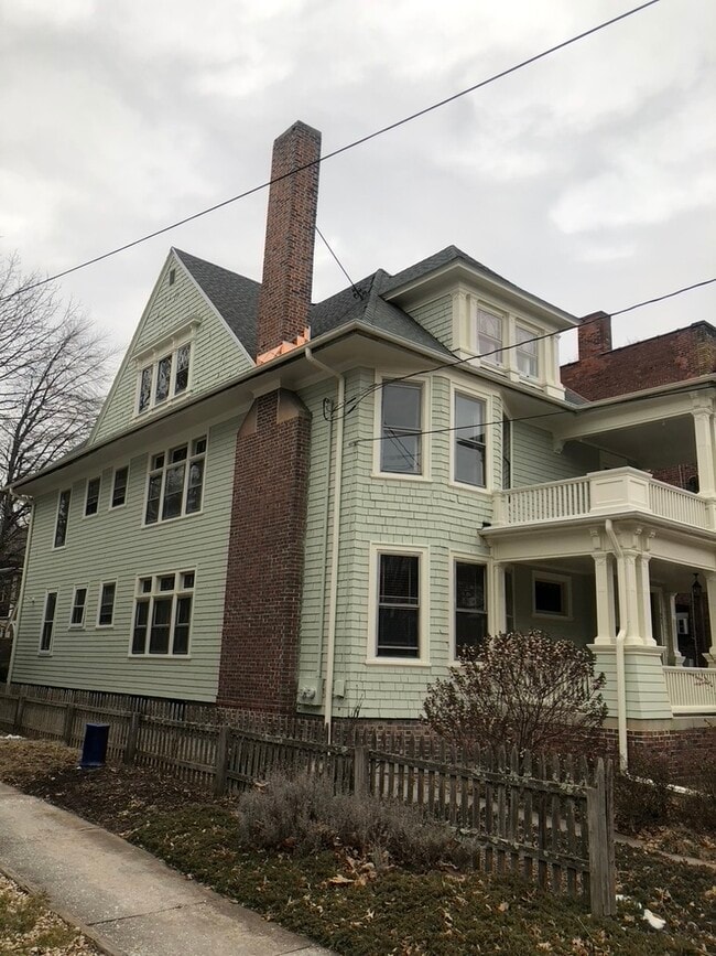 Building Photo - 642 Orange St Unit 3rd Floor Apartment
