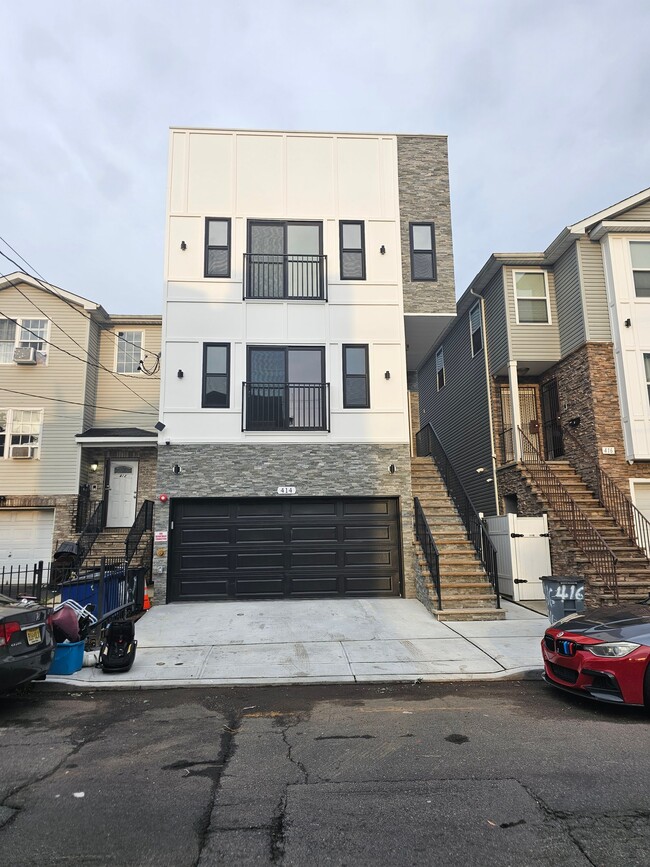 Building Photo - 414 S 10th St Unit 2