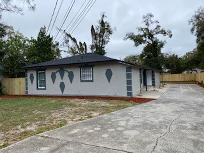 Photo - 2BR/1BA  TRIPLEX LOCATED DOWNTOWN ORLANDO