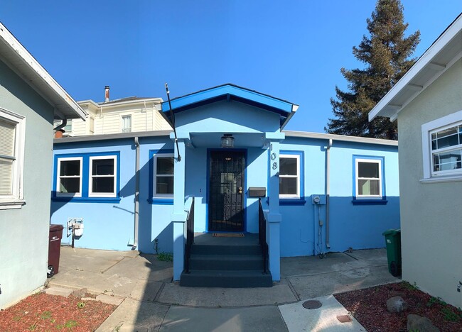 Building Photo - UPDATED 1000 sf 2 BR/1BA  Oak Center/West Oakland Cottage Minutes from Emeryville, Downtown, 80, ...