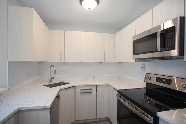Photo - 6826 N Ridge Blvd Unit 406