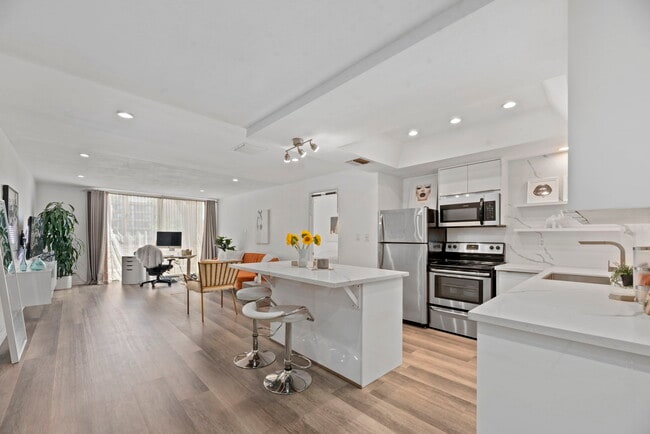 Photo - 321 S San Vicente Blvd Unidad 101 Rental