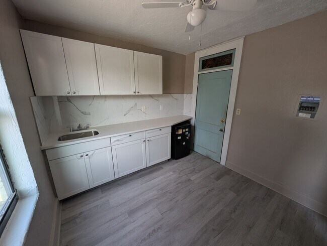 Building Photo - Studio Apartment for Rent – Kenmare Apartments, Nokomis Unit 401 Colonia Ln, E. #8