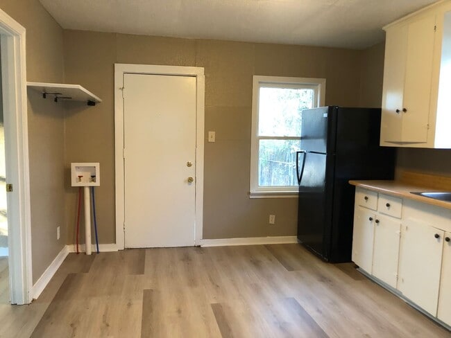 Photo - Nice 2 bedroom/1.5 bathroom house with fully fenced yard!