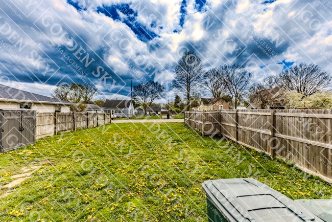 Photo - 2400 W 10th St