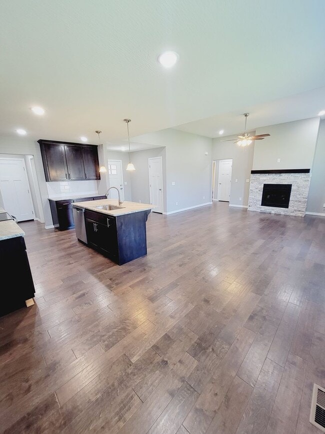 Building Photo - Rogersville - Newer - 4 Bed Room, 3 Car in... Rental