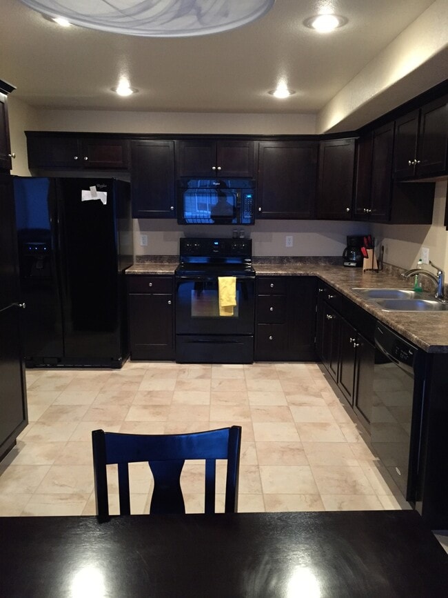 Photo - 3 BEDROOM, 2.5 BATHROOM SADDLE RIDGE TWIN HOME WITH 2 CAR ATTACHED GARAGE