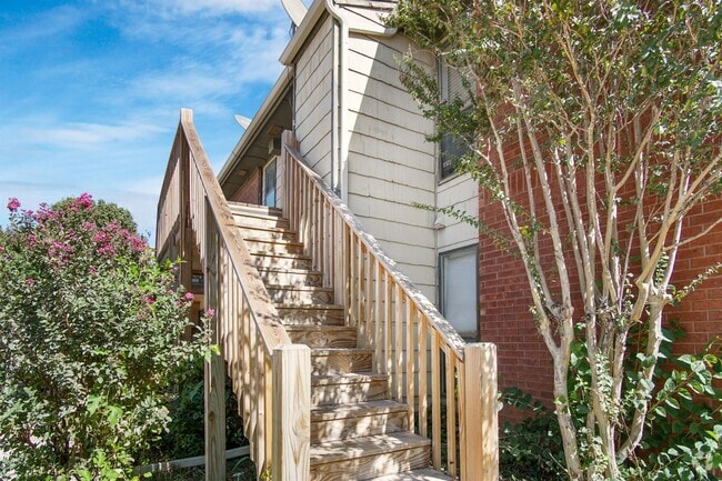 Building Photo - 1000 Rambling Oaks Dr Rental