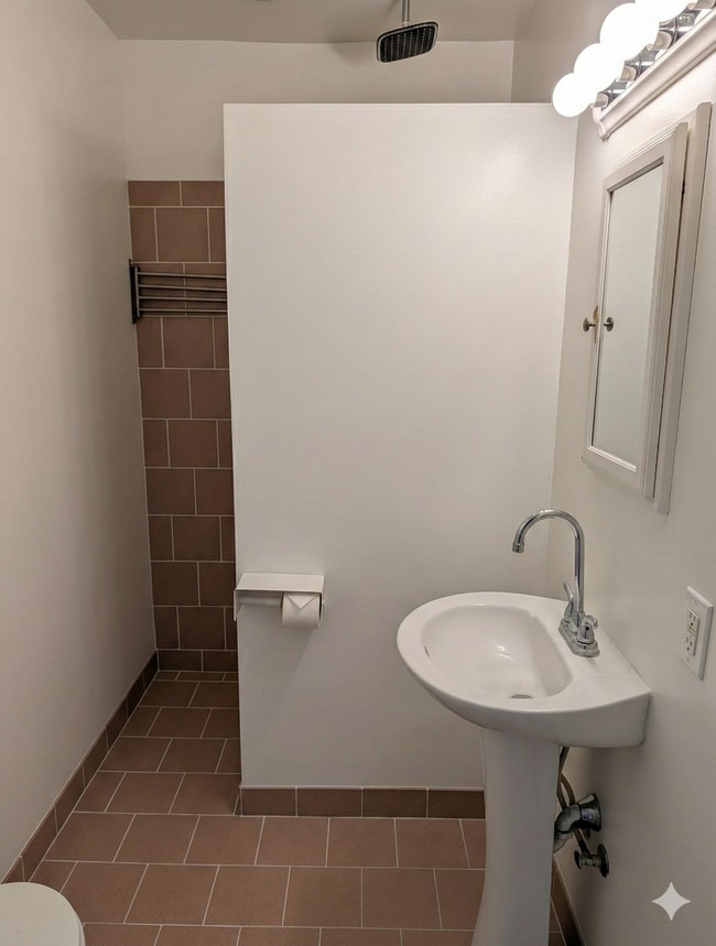 Photo - 723 E 54th St