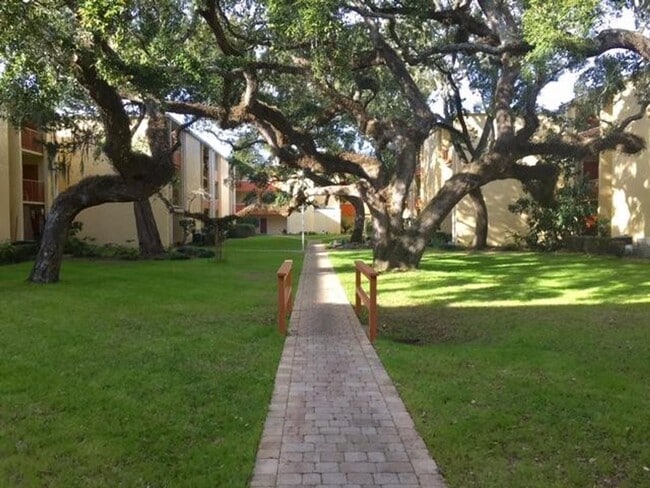 Building Photo - 1 bedroom for rent with community pool, laundry & waterfront!