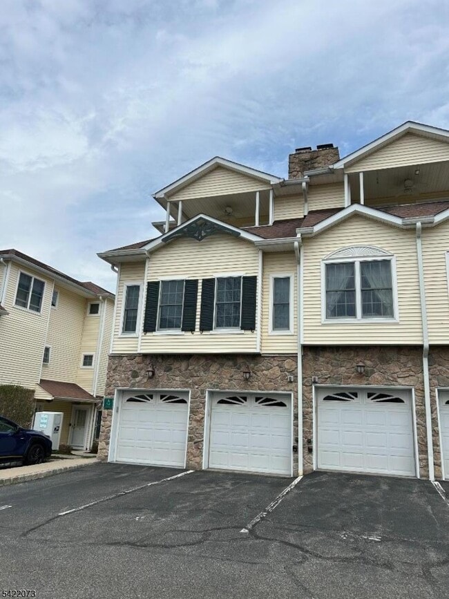 Building Photo - 91 Roseland Ave Unit A8