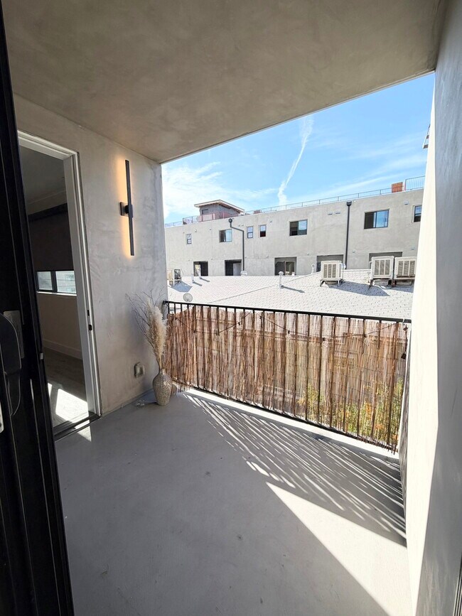 Photo - 5923 Laurel Canyon Blvd Unidad 301