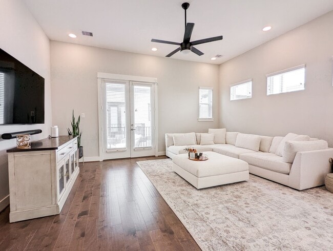 Photo - 1114 W 15th 1/2 St