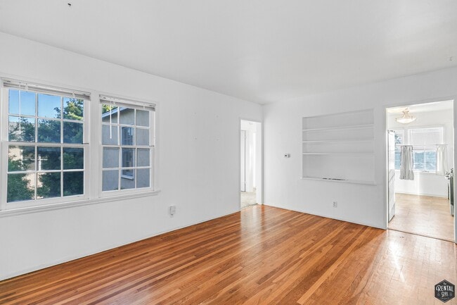 Building Photo - 1352 Ocean Park Blvd Unit D