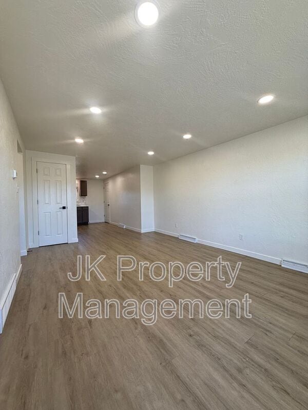 Photo - 2004 6th St NE