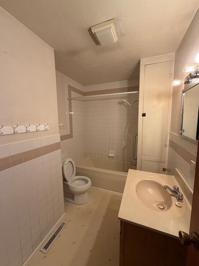 Photo - 206/208 Gray Unit 206