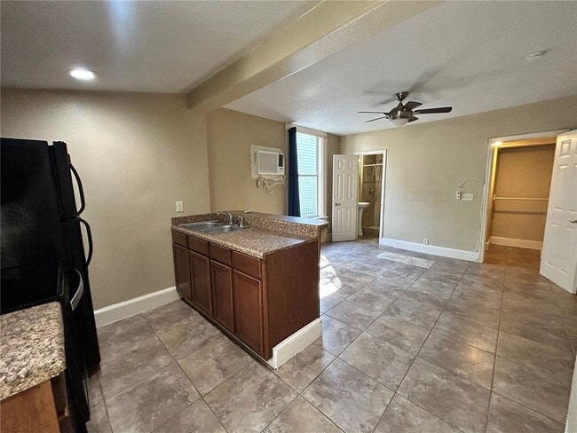 Photo - 727 Dartmoor St N Unit 2