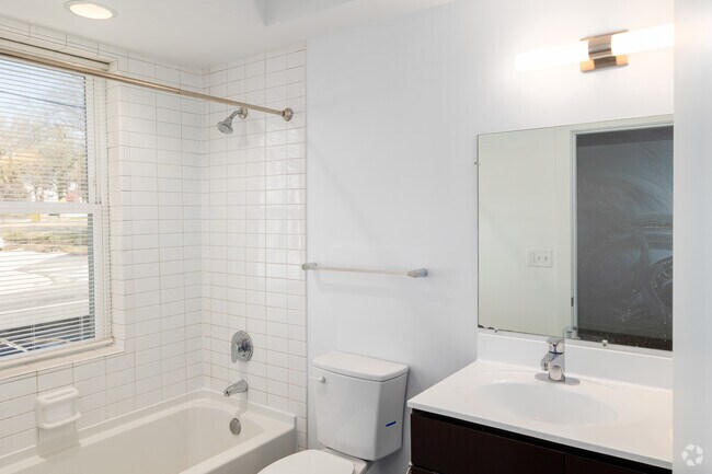 2BR, 2BA - 1062SF - Primary Bathroom