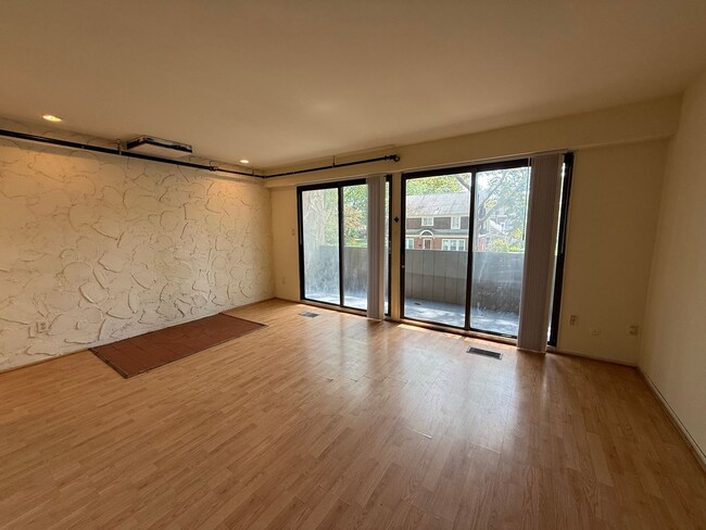 Building Photo - 3 Bedroom Townhouse at The Commons