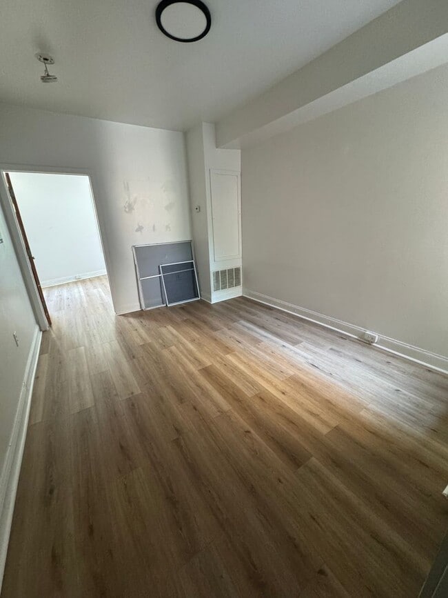 Photo - 4716 Woodland Ave Unit 2F